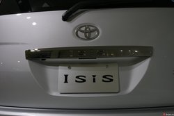 toyota_isis_19249.jpg