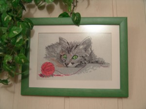 мой Котенок возиться с клубком1.jpg